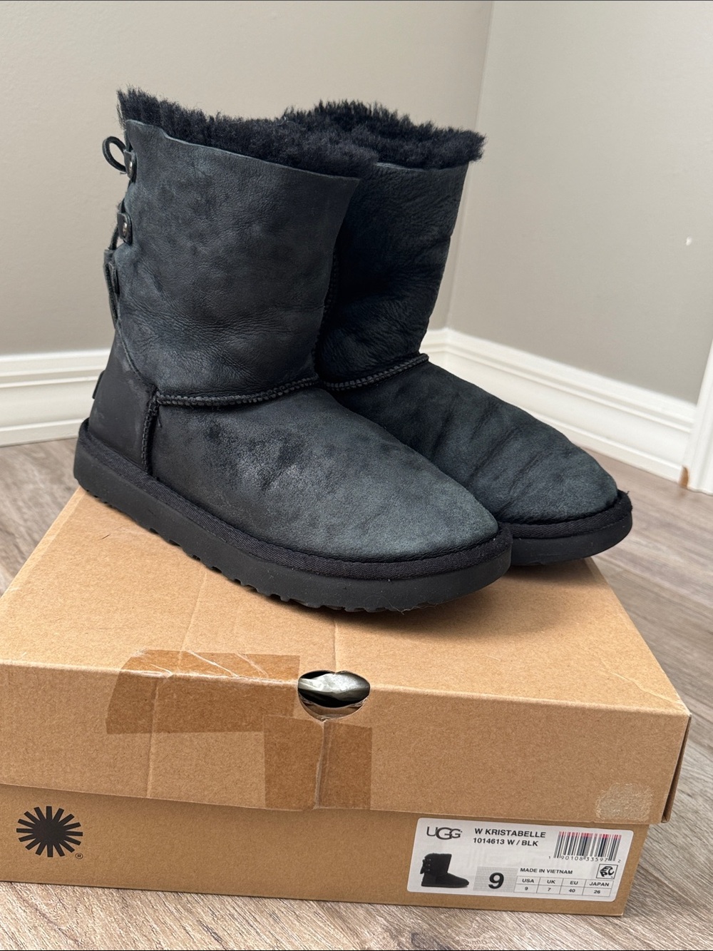 UGG W Kristabelle 1014613 Women’s Short Black Suede Shearling Boots Size 9